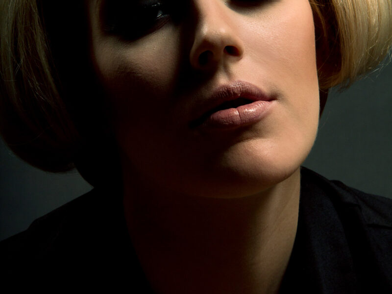Izvedba photoshootinga Passion Noir v sodelovanju z frizerjem Simonom Volčičem