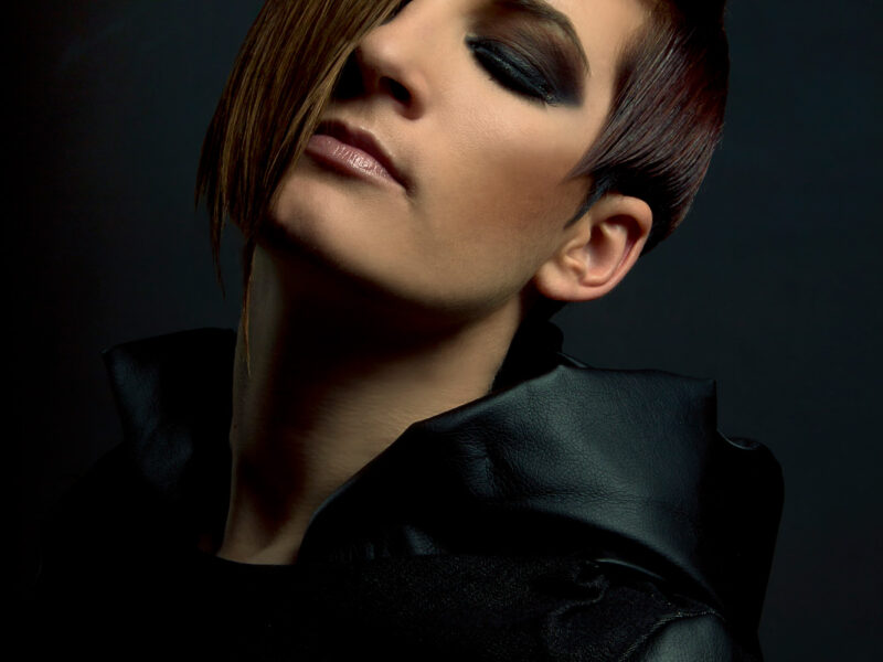 Izvedba photoshootinga Passion Noir v sodelovanju z frizerjem Simonom Volčičem