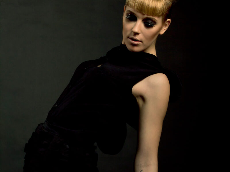Izvedba photoshootinga Passion Noir v sodelovanju z frizerjem Simonom Volčičem
