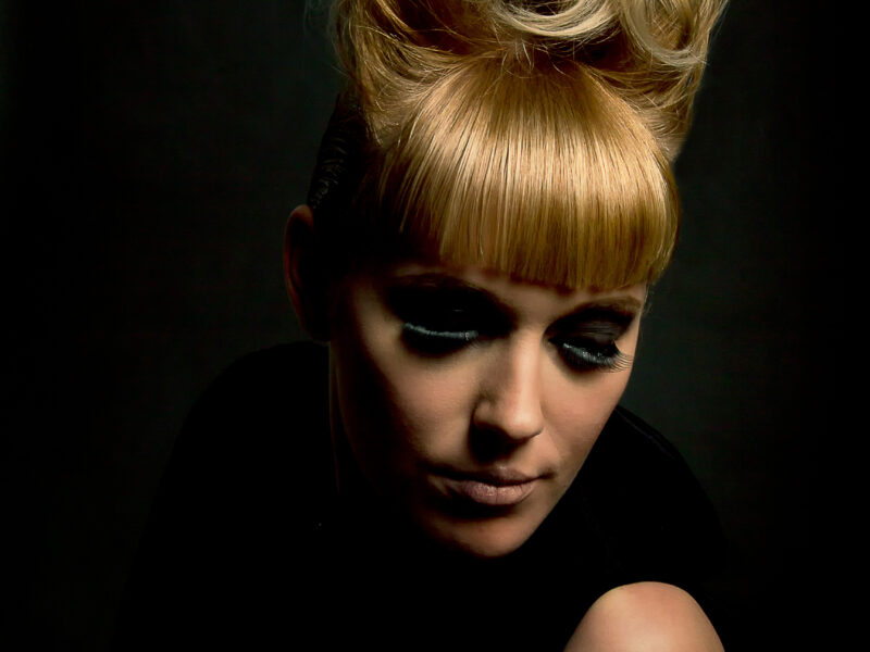 Izvedba photoshootinga Passion Noir v sodelovanju z frizerjem Simonom Volčičem