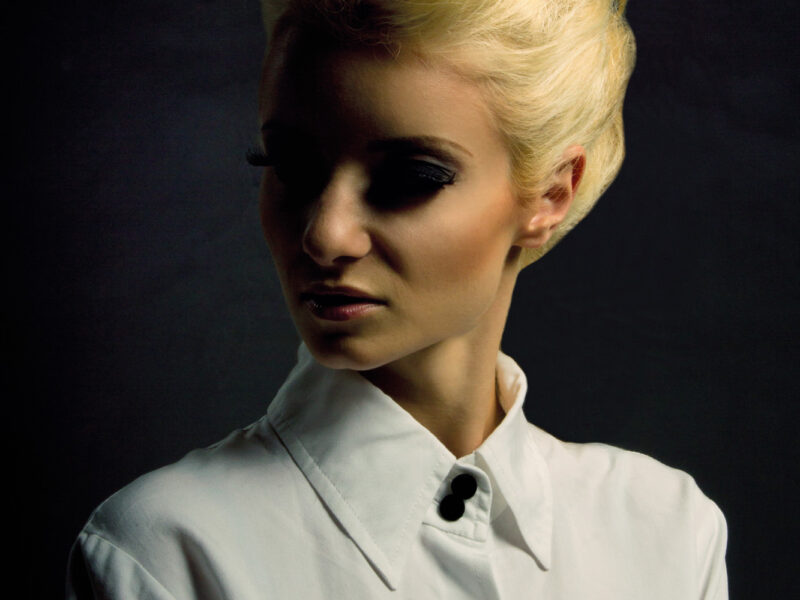 Izvedba photoshootinga Passion Noir v sodelovanju z frizerjem Simonom Volčičem